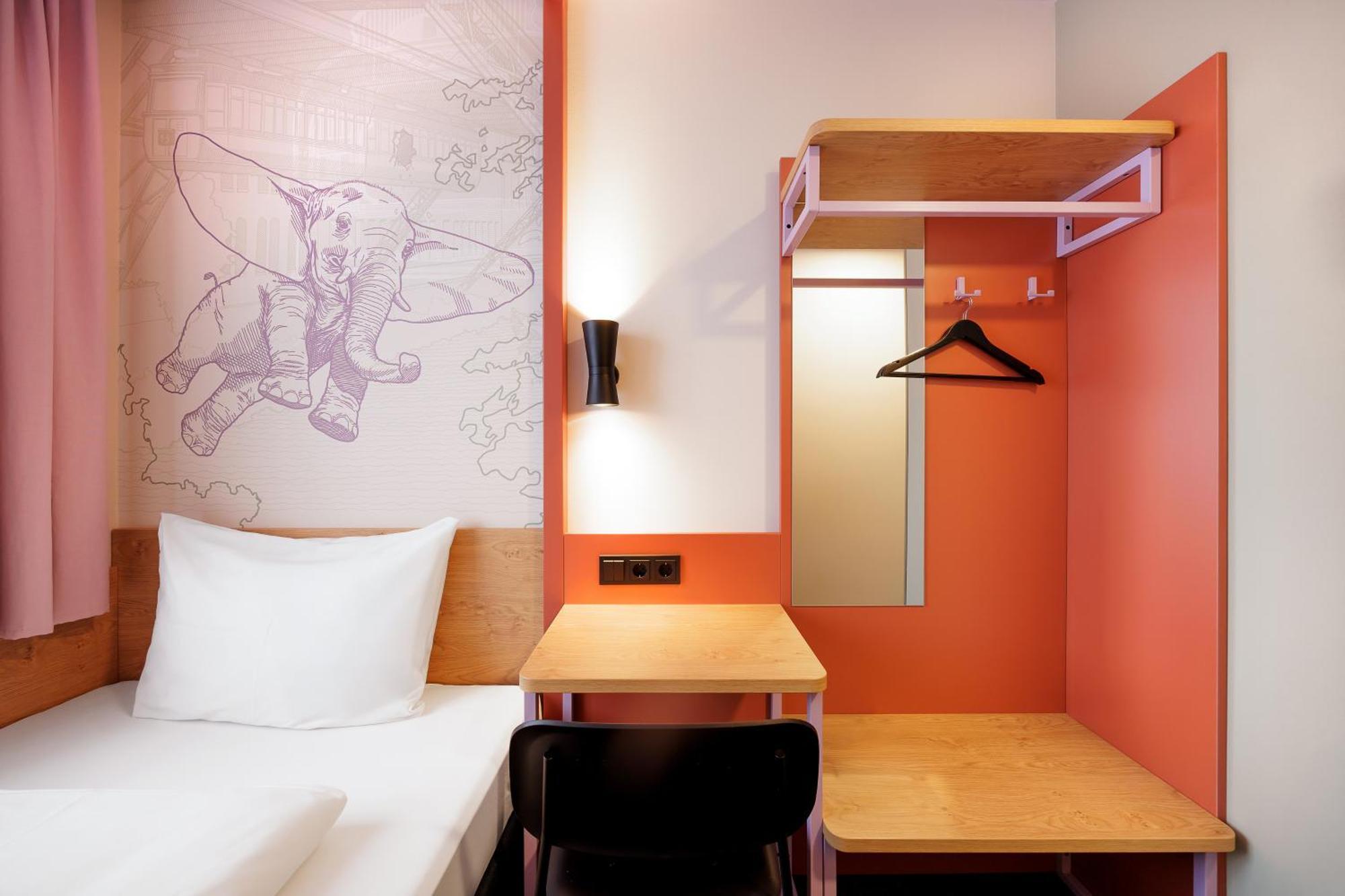 Mcdreams Hotel Wuppertal City Exterior photo